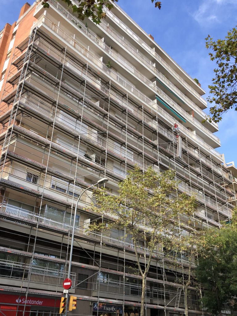Andamio en fachada, Barcelona